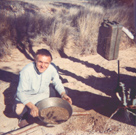 Peter Koppen in Australien (1968 bis 1970) - Peter Koppen demonstriert Goldwäsche in der Nähe von Arltunga 80 km östlich von Alice Springs