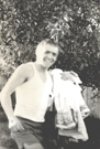 Peter Koppen in Australien (1968 bis 1970) - auf dem Weg von der Wäschespinne zum Haus in Liverpool  nahe Sydney