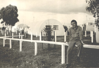 Peter Koppen in Australien (1968 bis 1970) - Peter Koppen in der Arbeitskleidung der Firma Comalco vor dem Einwanderer-Lager East Hills Hostal No. 2
