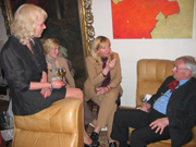 Peter Koppen bei der Vernissage von Xenia Marx in der Gartenvilla von Sylvia