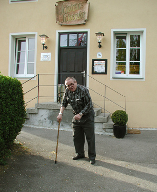 Peter Koppen mit Krückstock - Single-Stick-Walking - Die allerletzte große Trendsportart des Menschen (vor dem Rollstuhl)